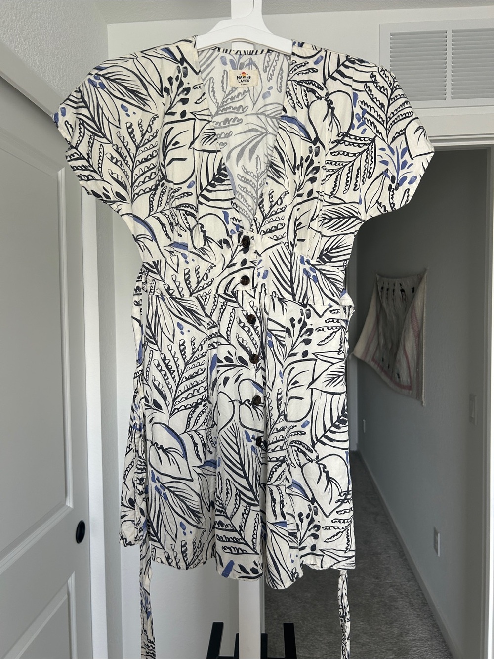Marine Layer X-Small Floral dress in White with blue and black floral Print